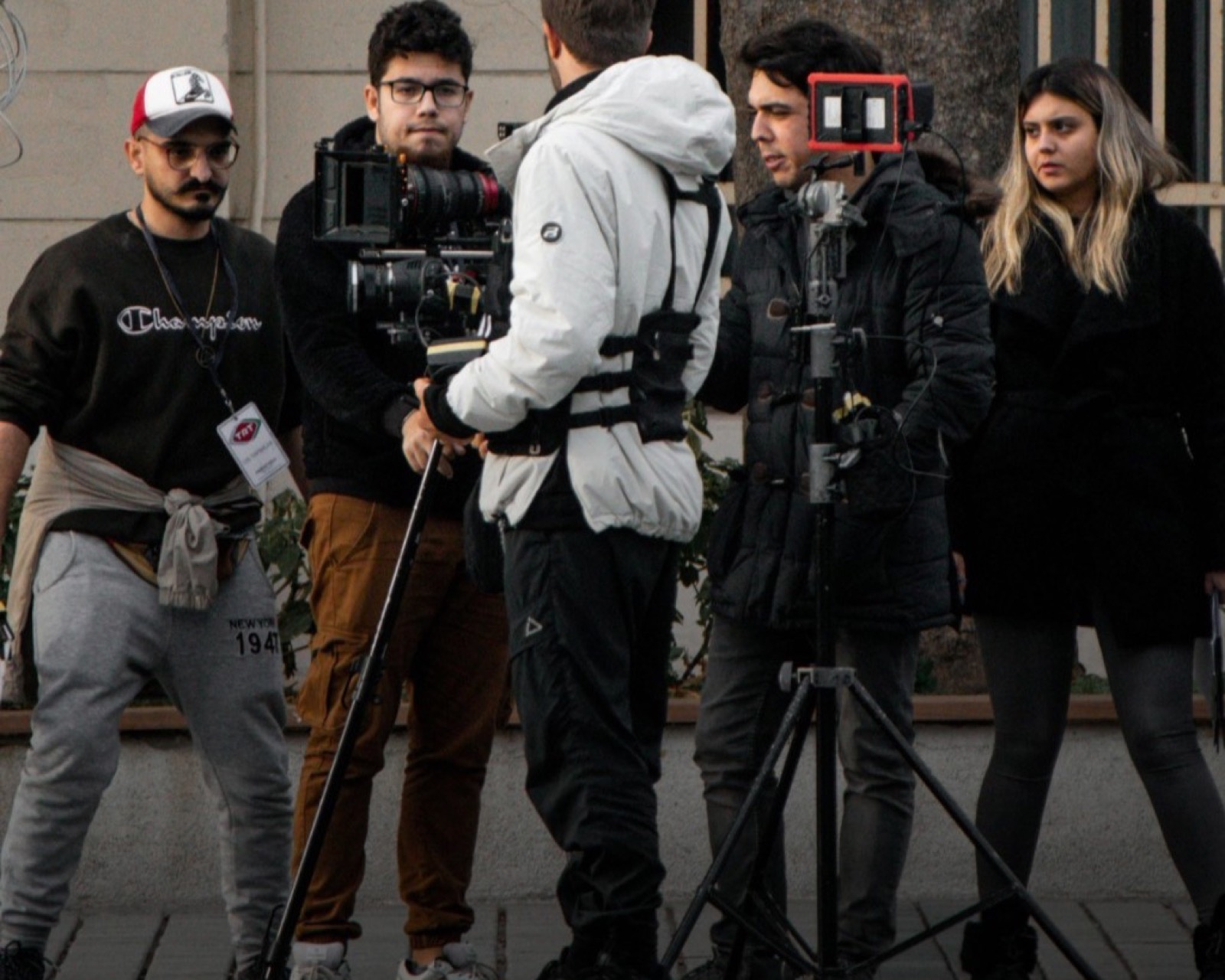 Equipo de producción audiovisual filmando en locación